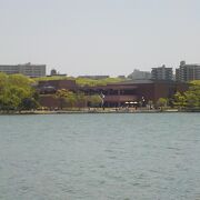 福岡市市民の憩いの場である大濠公園の池のほとりにある美術館です。