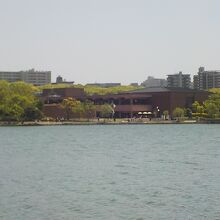 大濠公園の中の島から見る福岡市美術館