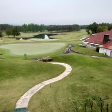 部屋の窓からゴルフ場を見る