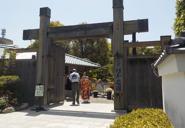 大濠公園の南東部にある本格的な日本庭園です。