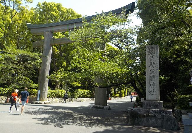 大濠公園南側にあるNHKのすぐ隣の大鳥居から参拝しました。