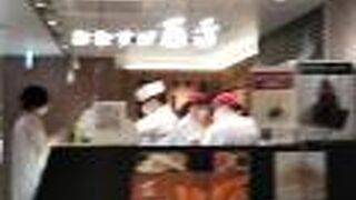 みやげ物、食品店が並ぶ