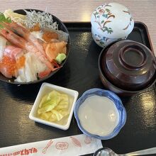 海鮮丼とサイドオーダー茶碗蒸し