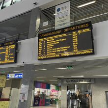 ソフィア中央駅（電光掲示板はキリル文字）