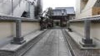 山門に向かって一直線に伸びている参道が目を引きます