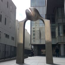 安田侃「帰門」