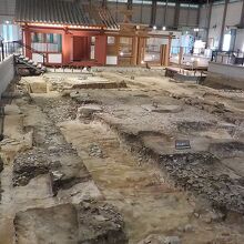 発掘調査跡と鴻臚館の復元された建物