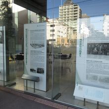 外からも見える展示