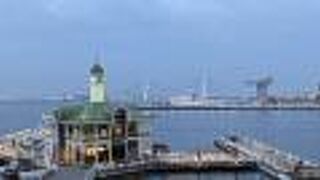 ユニークな形状でなかなかカワイイ建物です。写真の良い被写体で、やはり女性に人気のようです。