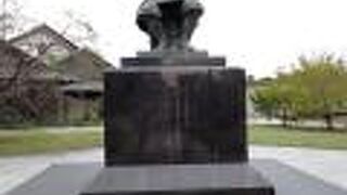 加藤清正像は他にも「加藤清正公石曳きの像」があります