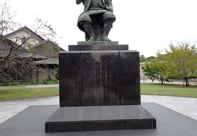 加藤清正像は他にも「加藤清正公石曳きの像」があります