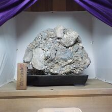 菊化石の横にはさざれ石もあります。長い歴史が感じられます。