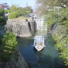 琵琶湖第一疏水の琵琶湖川ゲートと観光船