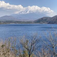 本栖湖主体の富士山です