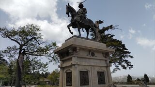 伊達政宗騎馬像とともに市街地を一望　