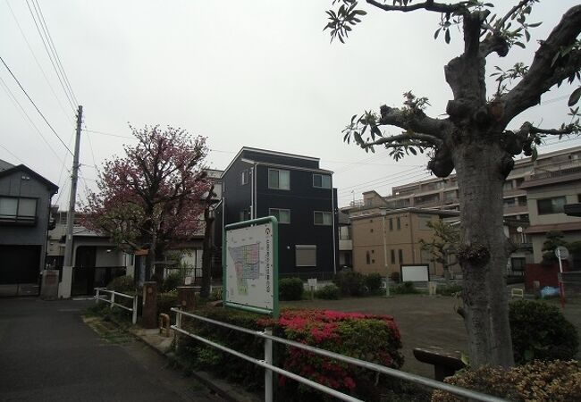 遊具は鉄棒しかない土の広場の公園