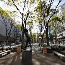 道路中央に遊歩道、彫刻などがある。