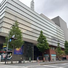 建物の全景、本町通りから