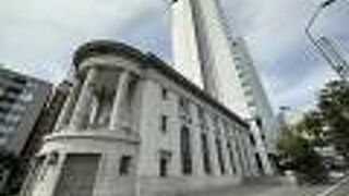 歴史的建造物の上に建てられた２７階建ての高層ビル