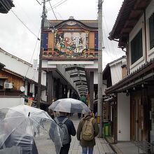 大手門通りの商店街付近にも黒壁の建物があります。