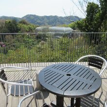 見晴らしの良いテラス席もある