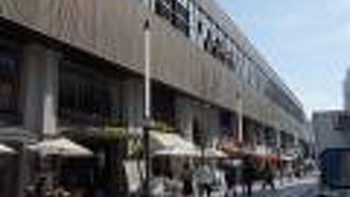 阪急神戸三宮駅のした。ガード下。改修してきれいになりました。