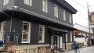 JR長浜駅から5分ほど歩くとある黒壁のある建物をうまく利用した街です。