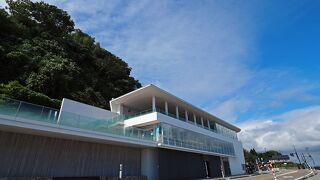 2階と3階に展望デッキがあり富山湾を望める：道の駅「雨晴」