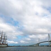 新湊大橋と一緒に海王丸を鑑賞できる：海王丸パーク
