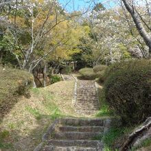 公園内の神社への参道