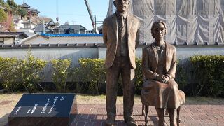 竹原市歴史民俗資料館横に「竹鶴政孝・リタ像」が立っています
