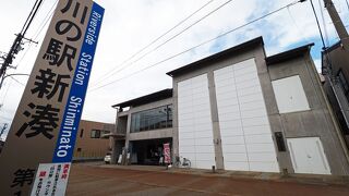 常設展示されている新湊曳山が鑑賞できる：川の駅新湊