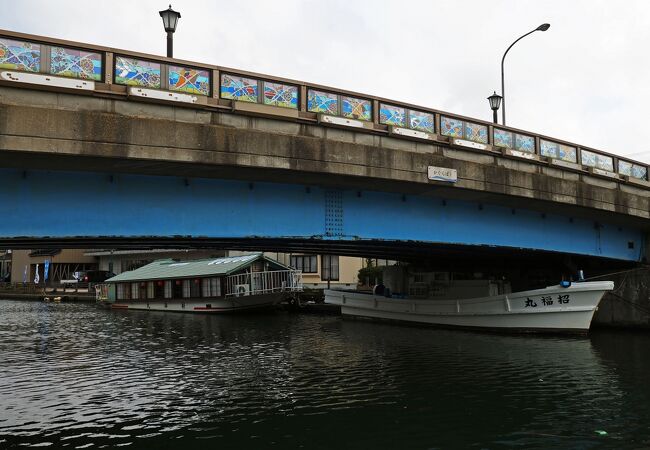 72枚のステンドグラスがはめ込まれた華やかな橋：神楽橋 