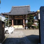 都会の風景に調和している寺院