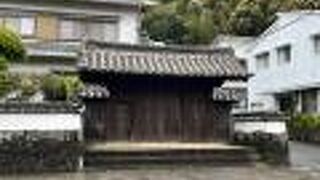 民家のような建物の前にあります