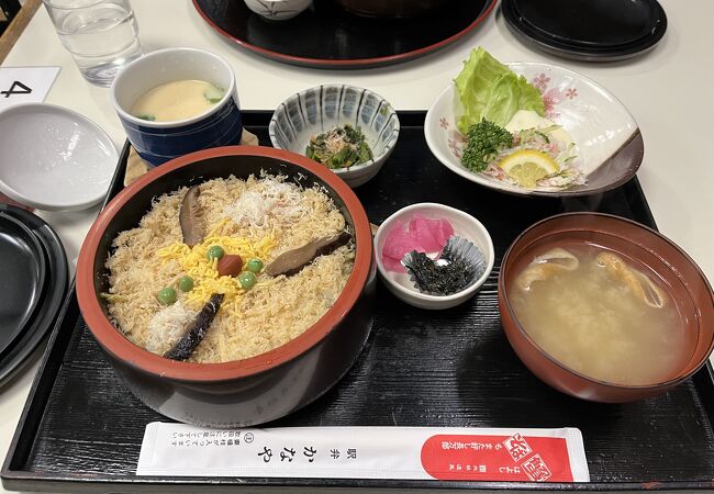 長万部名物の駅弁「かにめし」が食べられる