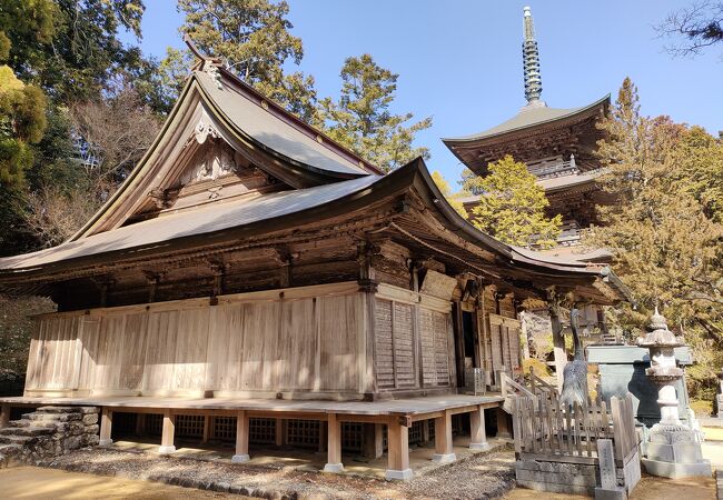 国指定文化財はないが三重塔をはじめ立派な伽藍の寺