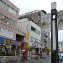 通りには旗がひらめく。