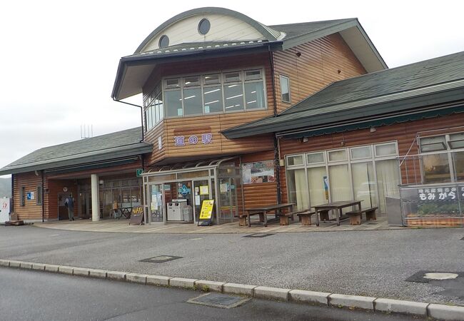 たくさんの野鳥が観察でき、地元産の農作物がたくさん並ぶ道の駅です。