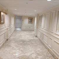 旧館のクラシカルな廊下