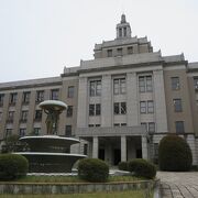 重厚な感じがする大津県庁は戦前に建てられたものです。