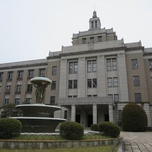 戦争前に造られた滋賀県庁は重厚な感じがする建物です。