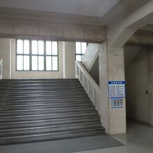 玄関を正面には柔らかい光が入るステンドグラスの階段があります