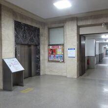 玄関から庁舎内部を見てみました。
