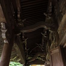 頭上に散りばめられた数々の井波彫刻