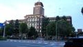 派手さでは県庁の屋根より目立ちます