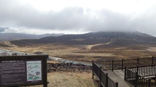 噴煙の麓の広大な草原
