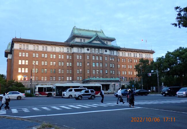 市役所も県庁も珍しい屋根の形