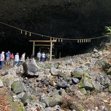 天安河原の洞窟