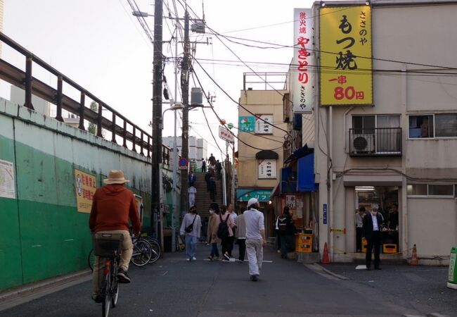 足早の帰宅者が往来し、夕暮時に鐘が響く情緒溢れる界隈